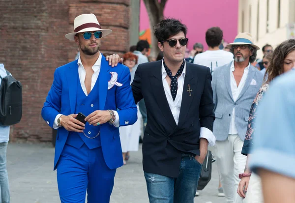 FLORENÇA, ITÁLIA-JUNHO 15: As pessoas da moda em Pitti Immagine of Uom — Fotografia de Stock