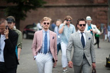 Florence, İtalya-Haziran 15: Pitti Immagine ölçü birimini, moda insanlara