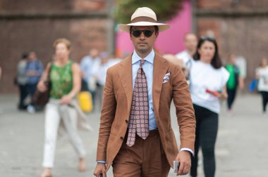 Florence, İtalya-Haziran 15: Pitti Immagine ölçü birimini, moda insanlara