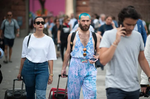 FLORENCIA, ITALIA-JUNIO 15: Gente de moda en Pitti Immagine de Uom —  Fotos de Stock