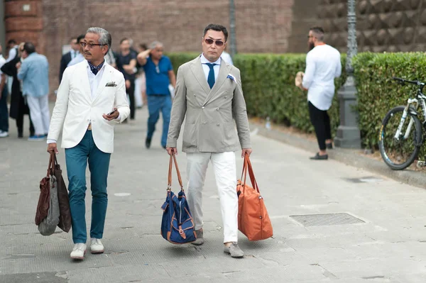 FLORENÇA, ITÁLIA-JUNHO 15: As pessoas da moda em Pitti Immagine of Uom — Fotografia de Stock