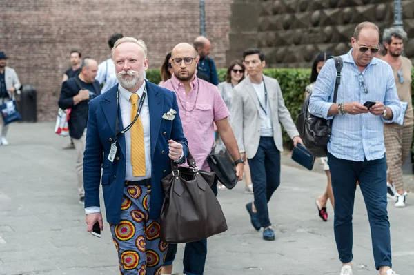FLORENÇA, ITÁLIA-JUNHO 15: As pessoas da moda em Pitti Immagine of Uom — Fotografia de Stock
