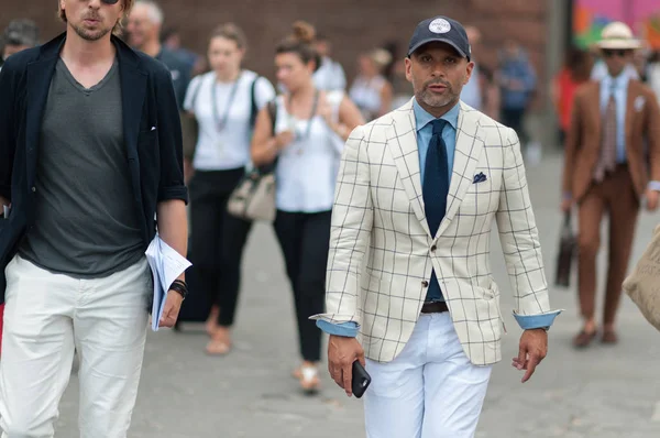 FLORENÇA, ITÁLIA-JUNHO 15: As pessoas da moda em Pitti Immagine of Uom — Fotografia de Stock