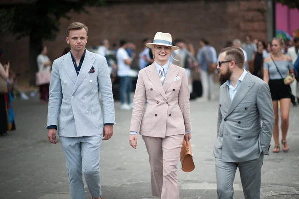 FLORENÇA, ITÁLIA-JUNHO 15: As pessoas da moda em Pitti Immagine of Uom — Fotografia de Stock