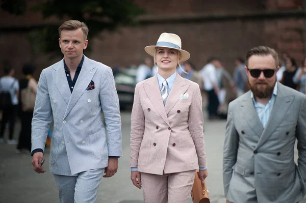 FLORENÇA, ITÁLIA-JUNHO 15: As pessoas da moda em Pitti Immagine of Uom — Fotografia de Stock