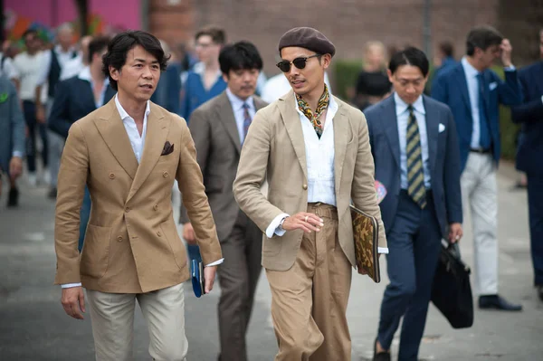 FLORENCIA, ITALIA-JUNIO 15: Gente de moda en Pitti Immagine de Uom —  Fotos de Stock