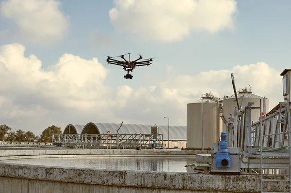 Copter flyger över vatten behandlingsplan — Stockfoto