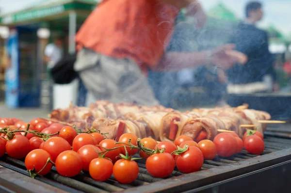 Meat skewers an tomatoes on the grill — Stock Photo, Image