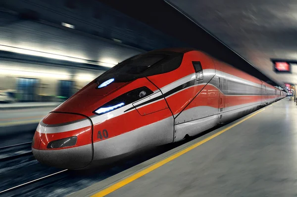 FLORENCIA, ITALIA - 26 DE NOVIEMBRE DE 2016: Tren moderno italiano de alta velocidad , —  Fotos de Stock