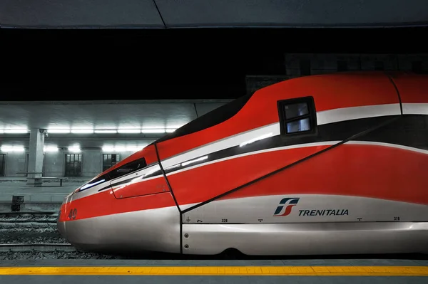 TALY, FLORENCIA-NOVI 26, 2016: El moderno tren de alta velocidad en la estación. La estación central de Milán (ital. Firenze SMN) es una de las estaciones más grandes de Europa . —  Fotos de Stock