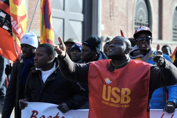 FLORENCE, ITALIE, 17 DÉCEMBRE 2016 : Peuple noir manifestant en — Photo