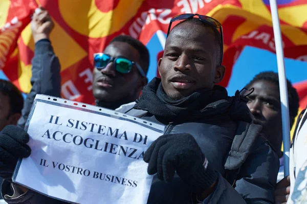 Les Noirs manifestent à Florence contre la réduction des emplois, en d — Photo