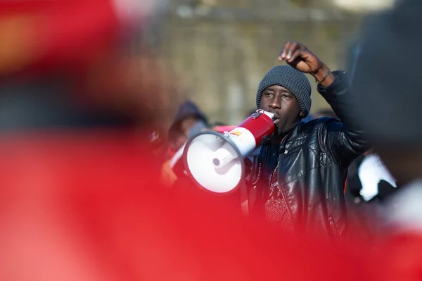 Black people manifesting in Florence against reducing jobs, in d — Stock Photo, Image