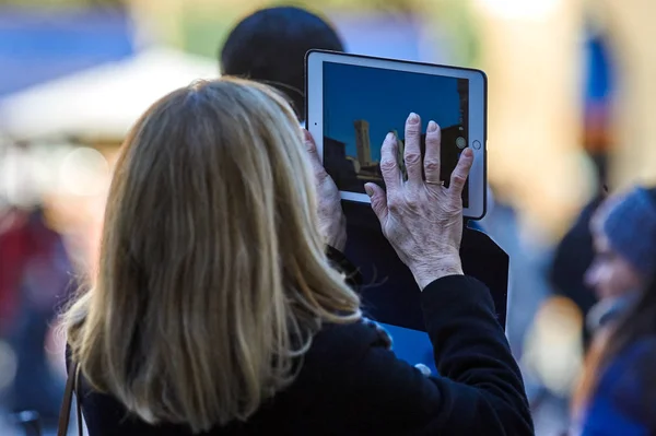 İtalya - Floransa, Aralık 2016: kadın alarak fotoğraf whit ipad ta — Stok fotoğraf