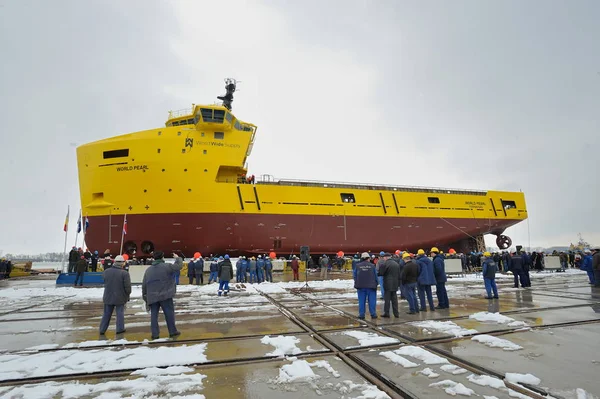 Ceremonia de lanzamiento de un buque en el astillero Galati en el danubio — Foto de Stock