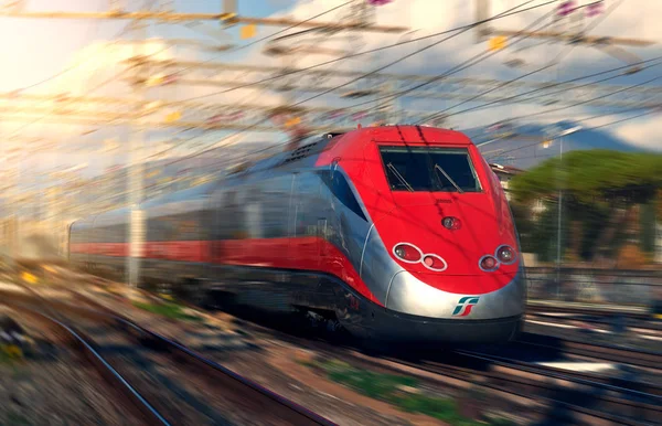 Florencja, Włochy - Nov26, 2016: Włoskie nowoczesne wysokiej prędkości pociągu i — Zdjęcie stockowe