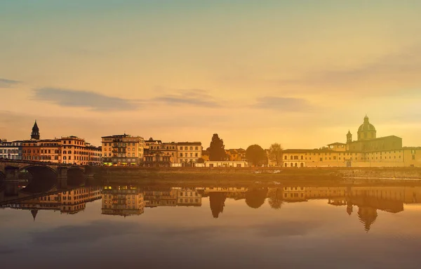 在日落时，意大利佛罗伦萨阿诺河全景 — 图库照片