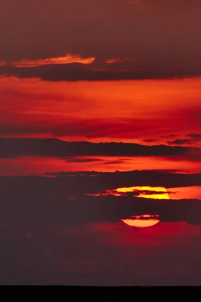 Salida del sol con cielo rojo y nublado — Foto de Stock