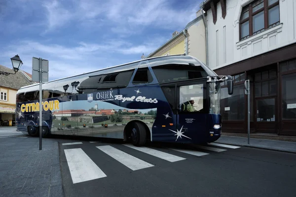 BELGRAD, SERBIA, 11 SEP 2015: Bus mewah di jalan-jalan Belgra — Stok Foto