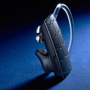 Bluetooth kulaklık siyah arka plan üzerine