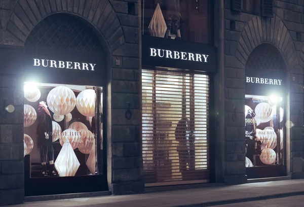 Florence, İtalya - Aralık, 12: Burberry mağazası Floransa, inci — Stok fotoğraf
