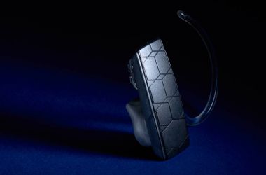 Bluetooth kulaklık siyah arka plan üzerine