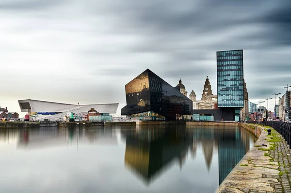 Liverpool, Reino Unido - 31 de octubre de 2017: Vista a través del Albert Dock, L —  Fotos de Stock