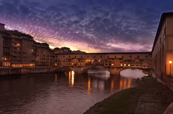 De rivier Arno en de Ponte Vechio bij zonsondergang, Florence, Italië, in febru — Stockfoto