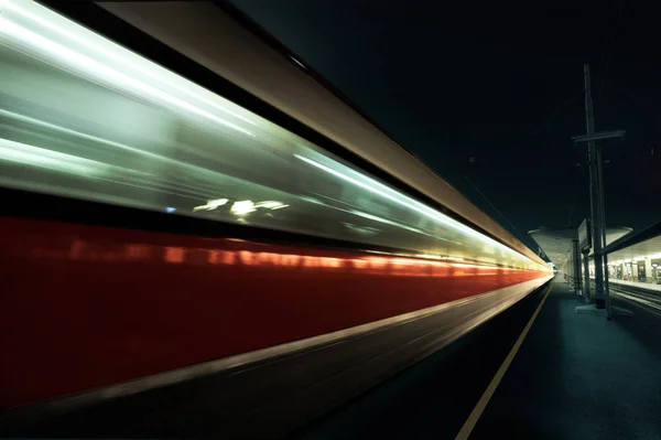 ITALIA, FLORENCIA-28 DE MAYO DE 2017: El moderno tren de alta velocidad en la estación. La estación central de Florencia es una de las más grandes de Europa. Florencia, Italia,. en mayo 28, 2017 —  Fotos de Stock