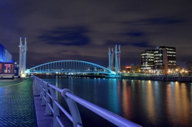 Yaya köprüsü üzerinde Salford Quays