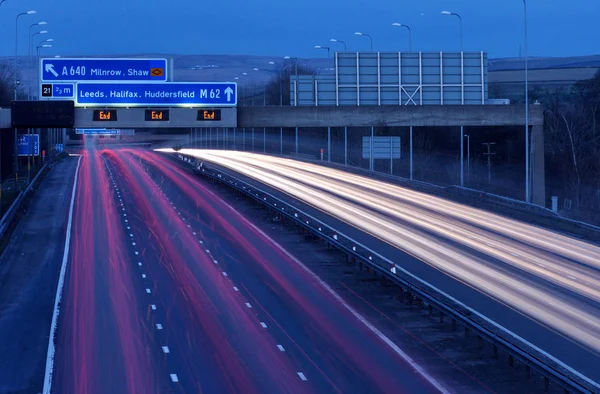 Highway lätta stigar på kvällen — Stockfoto