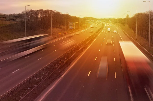 日没の高速道路の交通 — ストック写真