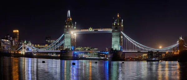 Londen, Verenigd Koninkrijk, 11 december 2019: Tower Bridge Verlicht op — Stockfoto