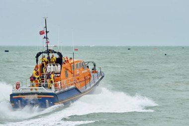 Eastbourne, Birleşik Krallık: Deniz fırtınası sırasında sahil güvenlik