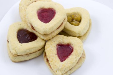 Çiçekler beyaz arka plan üzerinde Sevgililer günü kalp kurabiye