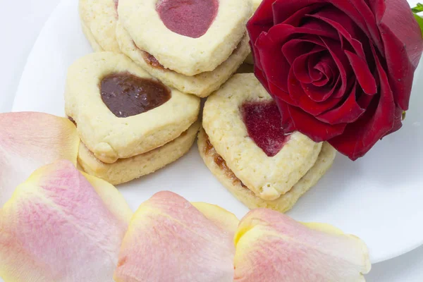 Valentine 's Day Heart Cookies with flowers on white background — Stok Foto