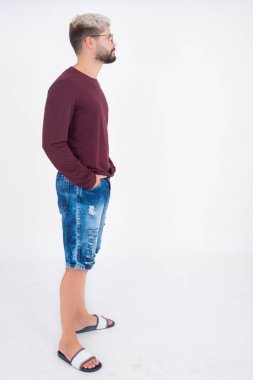 Beyaz arka planda sakallı bir adam.