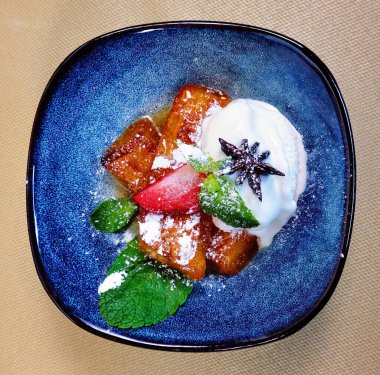 Kabaklı dondurma, çilek ve nane yapraklı.