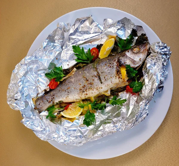 希腊鳟鱼用柠檬和香草用箔烤成 图库照片