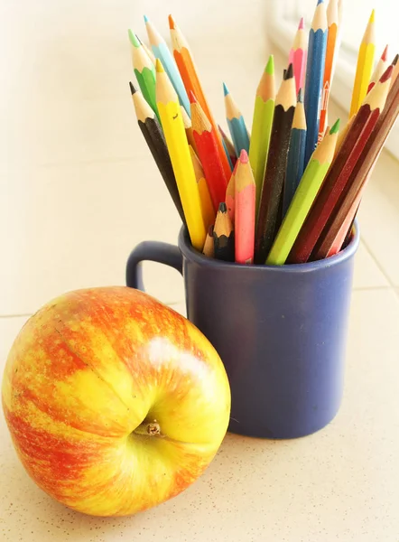 Ensemble de crayons de couleur avec pomme — Photo