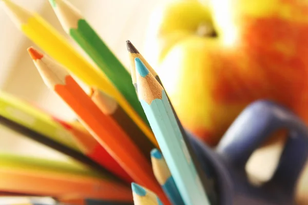 Ensemble de crayons de couleur avec pomme — Photo