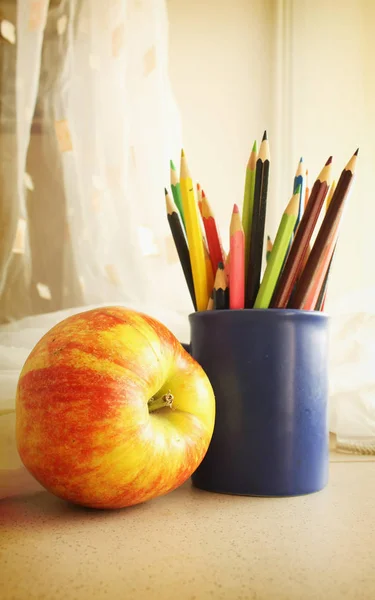 Ensemble de crayons de couleur avec pomme — Photo