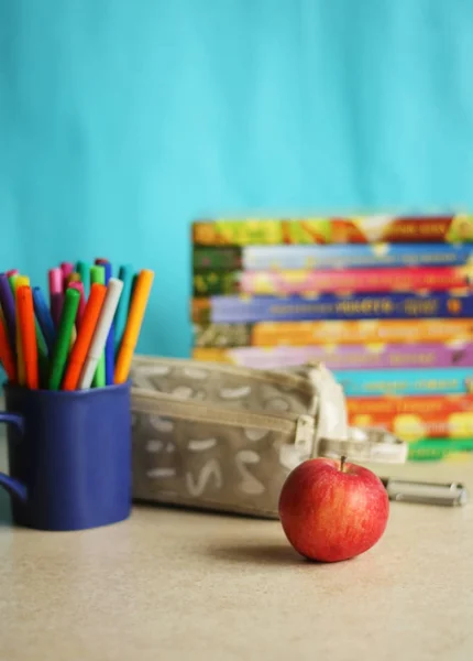 Accessoires éducatifs avec stylos. lampe et pomme — Photo