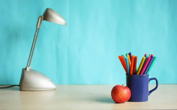 Accessoires éducatifs avec stylos. lampe et pomme — Photo