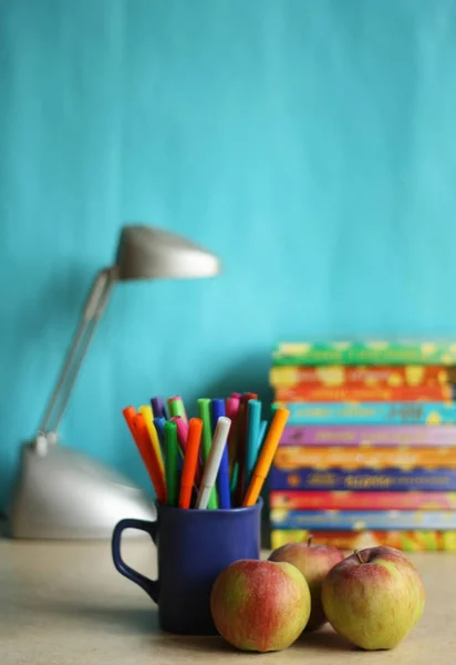 Onderwijs accessoires met pennen. lamp en apple — Stockfoto