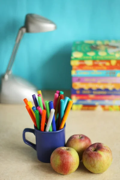 Accessoires éducatifs avec stylos. lampe et pomme — Photo