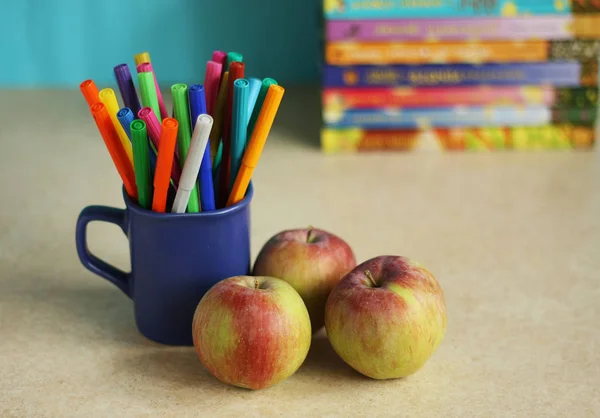 Accessoires éducatifs avec stylos. lampe et pomme — Photo