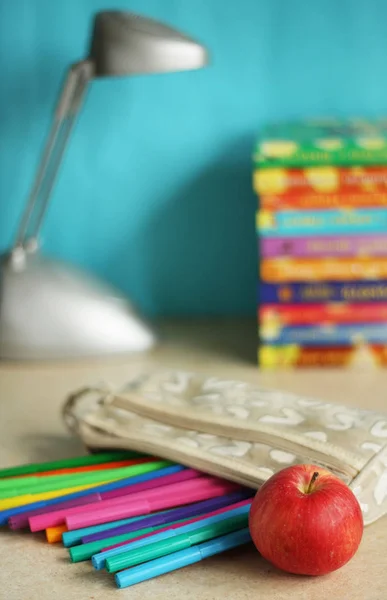 Accessoires éducatifs avec stylos. lampe et pomme — Photo