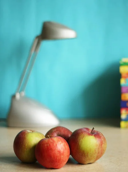 Accessoires éducatifs avec stylos. lampe et pomme — Photo