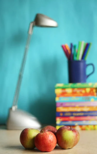 Accessoires éducatifs avec stylos. lampe et pomme — Photo